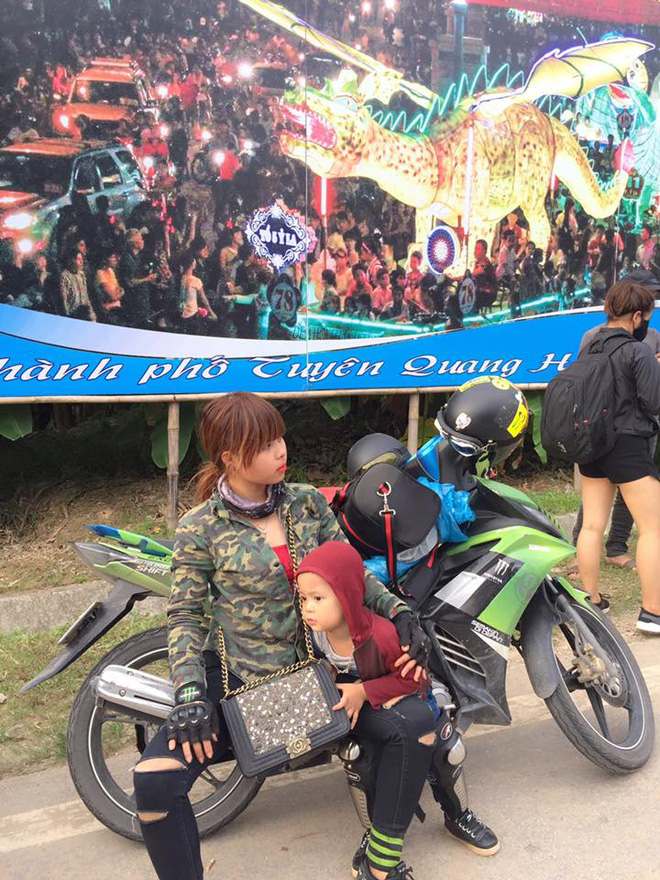 ba me don than 9x dan con trai 3 tuoi di phuot tuyen quang de thuc hien uoc mo cho con xem le hoi den long mot lan