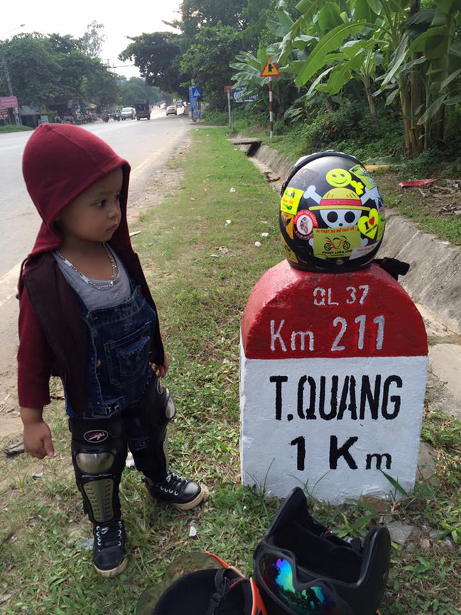 ba me don than 9x dan con trai 3 tuoi di phuot tuyen quang de thuc hien uoc mo cho con xem le hoi den long mot lan