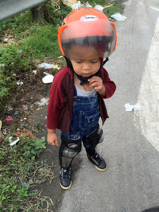 ba me don than 9x dan con trai 3 tuoi di phuot tuyen quang de thuc hien uoc mo cho con xem le hoi den long mot lan