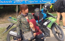 ba me don than 9x dan con trai 3 tuoi di phuot tuyen quang de thuc hien uoc mo cho con xem le hoi den long mot lan