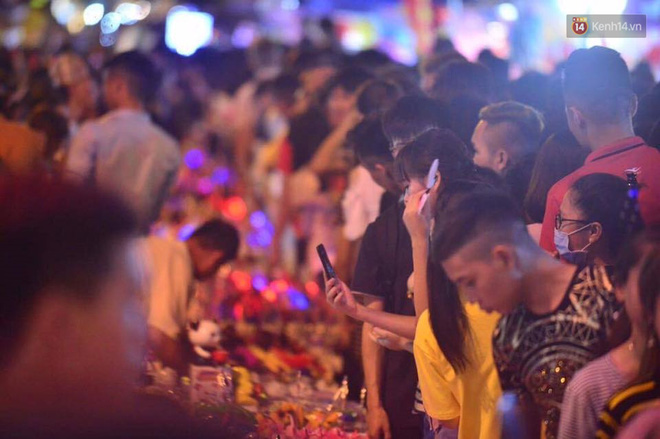 chum anh canh tuong dong duc den nghet tho tai ha noi va sai gon truoc them trung thu