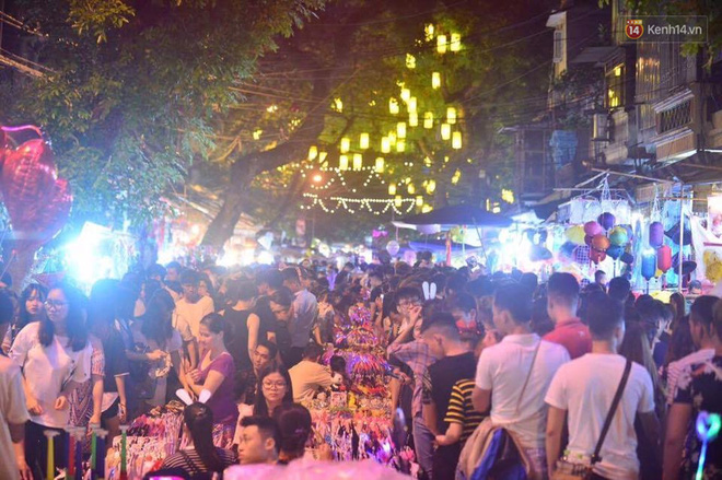chum anh canh tuong dong duc den nghet tho tai ha noi va sai gon truoc them trung thu