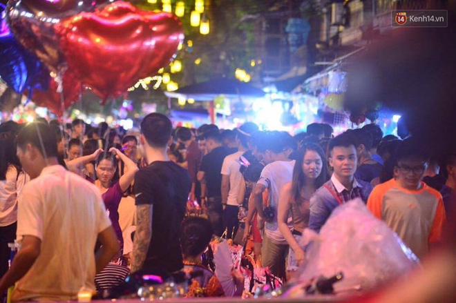 chum anh canh tuong dong duc den nghet tho tai ha noi va sai gon truoc them trung thu