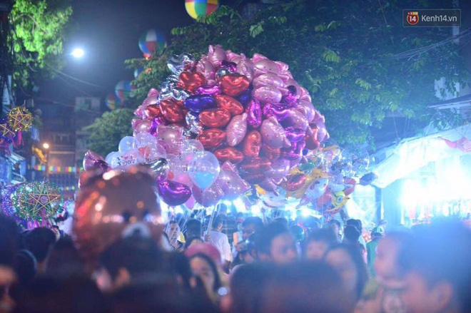 chum anh canh tuong dong duc den nghet tho tai ha noi va sai gon truoc them trung thu