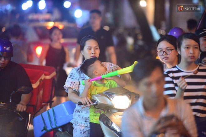 chum anh canh tuong dong duc den nghet tho tai ha noi va sai gon truoc them trung thu