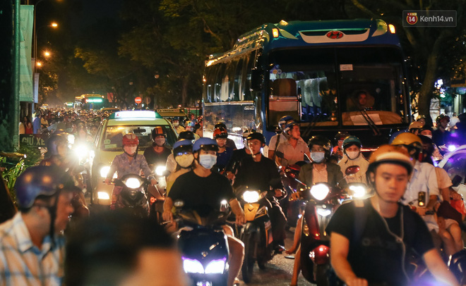 chum anh canh tuong dong duc den nghet tho tai ha noi va sai gon truoc them trung thu