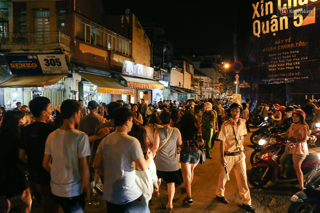 chum anh canh tuong dong duc den nghet tho tai ha noi va sai gon truoc them trung thu