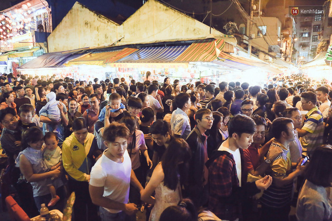 chum anh canh tuong dong duc den nghet tho tai ha noi va sai gon truoc them trung thu