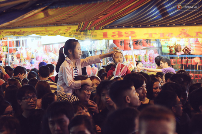 chum anh canh tuong dong duc den nghet tho tai ha noi va sai gon truoc them trung thu