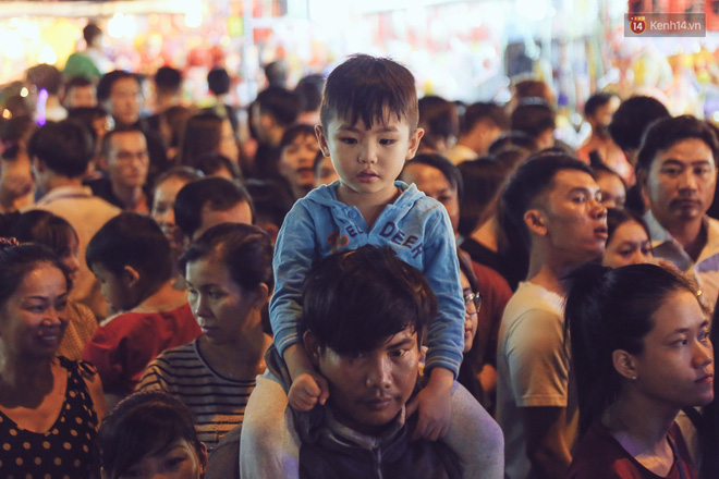chum anh canh tuong dong duc den nghet tho tai ha noi va sai gon truoc them trung thu