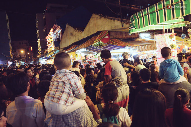 chum anh canh tuong dong duc den nghet tho tai ha noi va sai gon truoc them trung thu