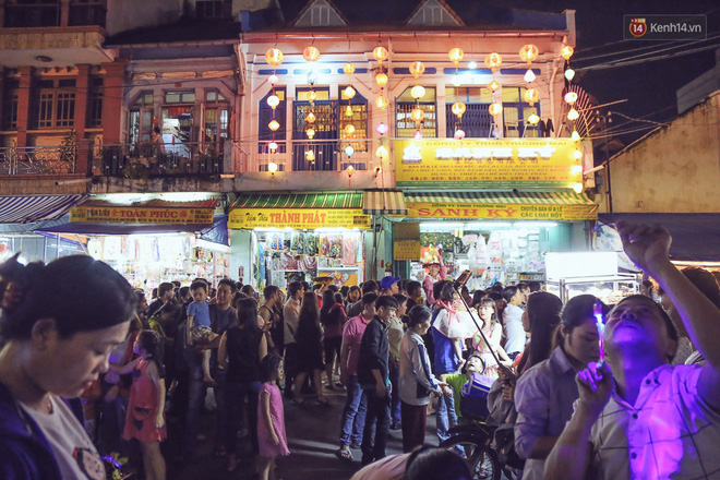 chum anh canh tuong dong duc den nghet tho tai ha noi va sai gon truoc them trung thu