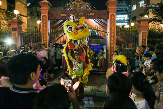 chum anh canh tuong dong duc den nghet tho tai ha noi va sai gon truoc them trung thu