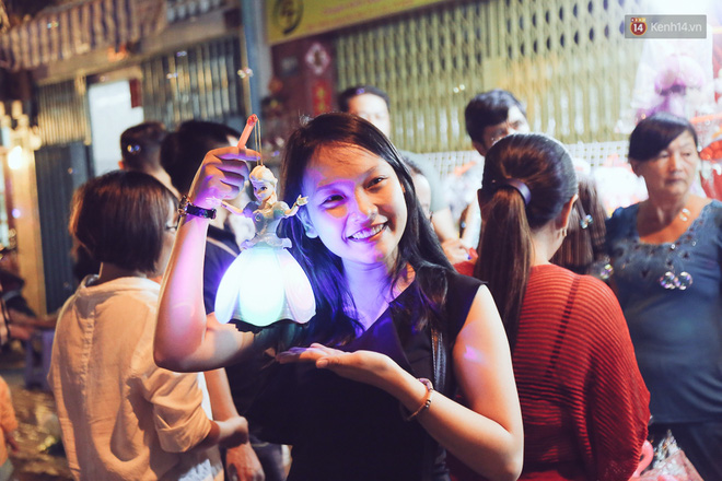 chum anh canh tuong dong duc den nghet tho tai ha noi va sai gon truoc them trung thu