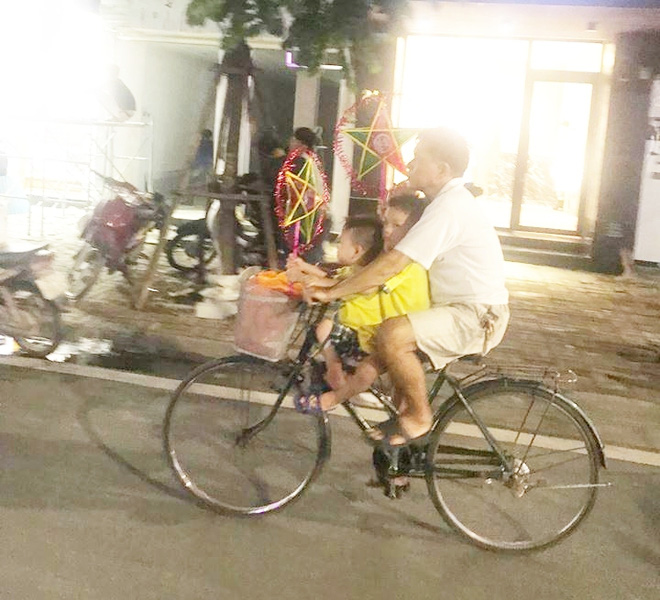 binh yen va hanh phuc chi don gian nhu vay nguoi cha dap xe dua 2 con di choi mua den ong sao trong dem trung thu