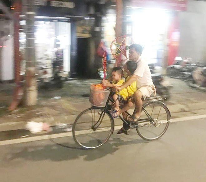 binh yen va hanh phuc chi don gian nhu vay nguoi cha dap xe dua 2 con di choi mua den ong sao trong dem trung thu