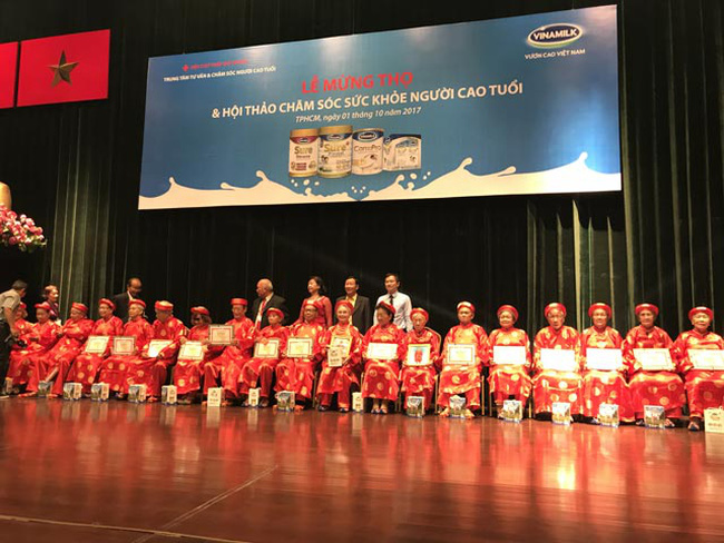 vinamilk dong hanh to chuc le mung tho va cham soc suc khoe cho gan 1000 nguoi cao tuoi