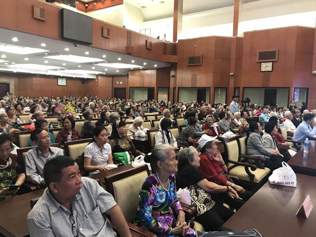 vinamilk dong hanh to chuc le mung tho va cham soc suc khoe cho gan 1000 nguoi cao tuoi