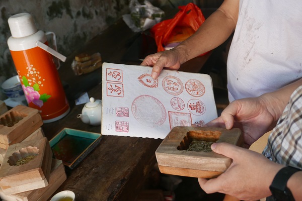 gap nguoi tho lam khuon banh trung thu cuoi cung cua ha noi