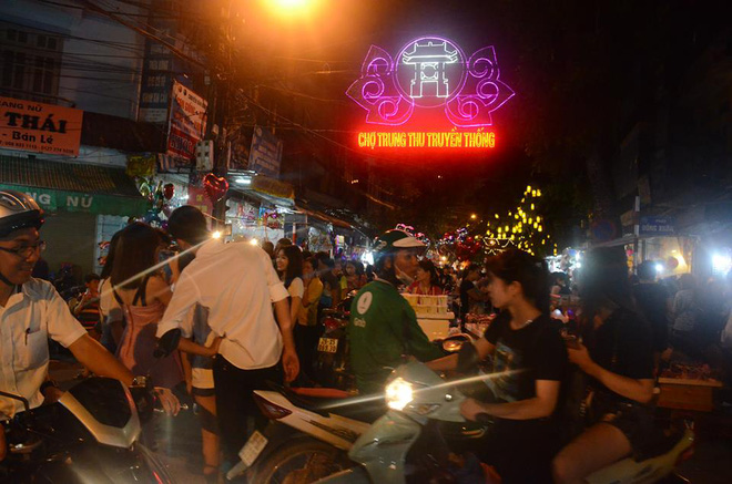 nguoi dan un un do ve trung tam ha noi de choi trung thu nhieu tuyen duong ket cung