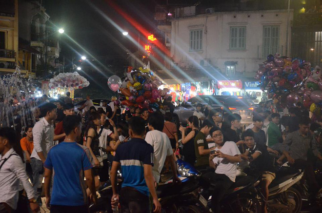 nguoi dan un un do ve trung tam ha noi de choi trung thu nhieu tuyen duong ket cung