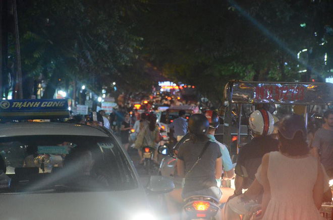 nguoi dan un un do ve trung tam ha noi de choi trung thu nhieu tuyen duong ket cung