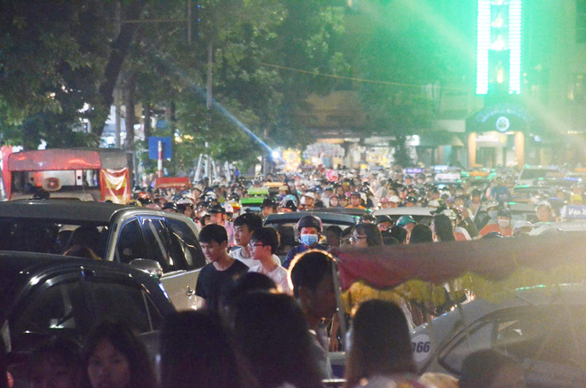 nguoi dan un un do ve trung tam ha noi de choi trung thu nhieu tuyen duong ket cung