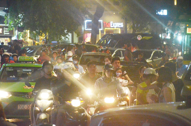 nguoi dan un un do ve trung tam ha noi de choi trung thu nhieu tuyen duong ket cung