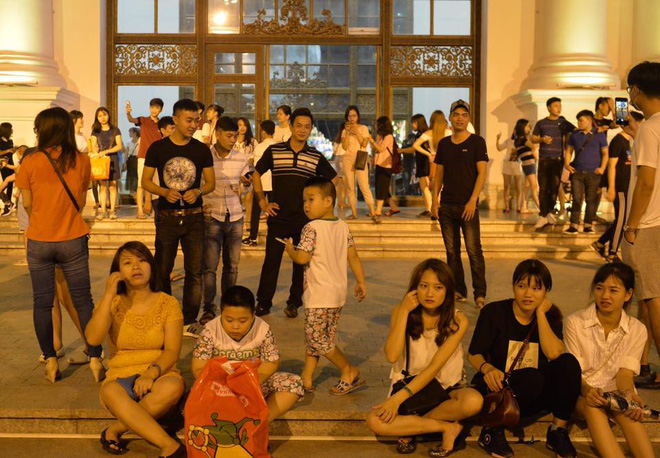 nguoi dan un un do ve trung tam ha noi de choi trung thu nhieu tuyen duong ket cung