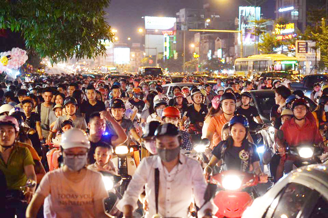 nguoi dan un un do ve trung tam ha noi de choi trung thu nhieu tuyen duong ket cung