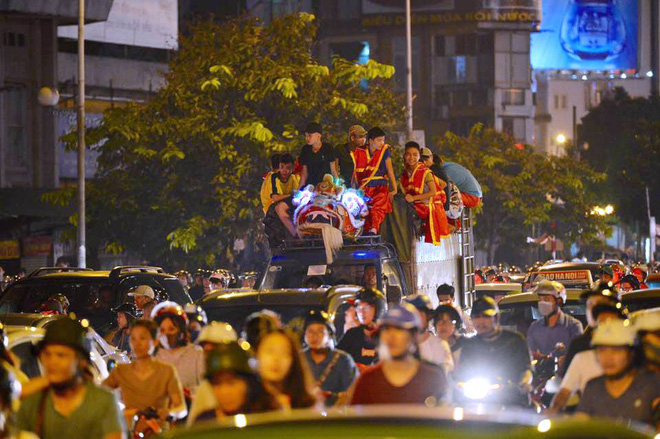 nguoi dan un un do ve trung tam ha noi de choi trung thu nhieu tuyen duong ket cung