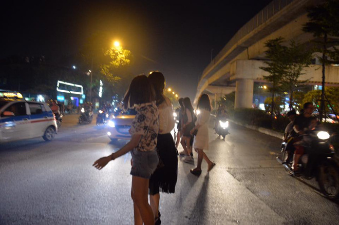 nguoi dan un un do ve trung tam ha noi de choi trung thu nhieu tuyen duong ket cung