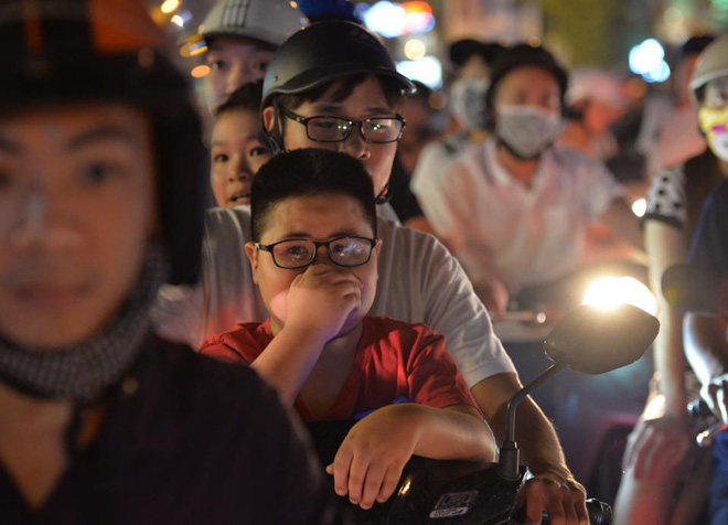 nguoi dan un un do ve trung tam ha noi de choi trung thu nhieu tuyen duong ket cung