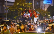 nguoi dan un un do ve trung tam ha noi de choi trung thu nhieu tuyen duong ket cung