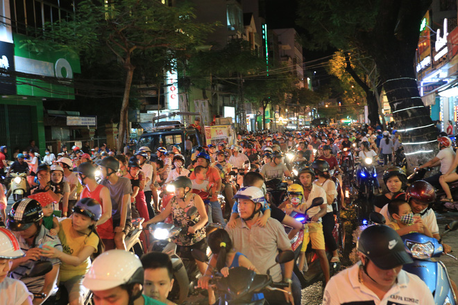 da nang khong khi ron rang khap moi tuyen duong khi cac doi mua lan tran ra giua duong bieu dien