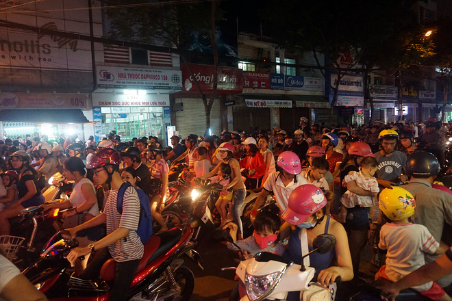 da nang khong khi ron rang khap moi tuyen duong khi cac doi mua lan tran ra giua duong bieu dien