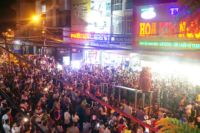 da nang khong khi ron rang khap moi tuyen duong khi cac doi mua lan tran ra giua duong bieu dien