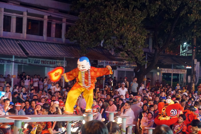 da nang khong khi ron rang khap moi tuyen duong khi cac doi mua lan tran ra giua duong bieu dien