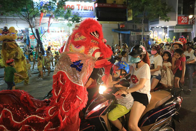 da nang khong khi ron rang khap moi tuyen duong khi cac doi mua lan tran ra giua duong bieu dien