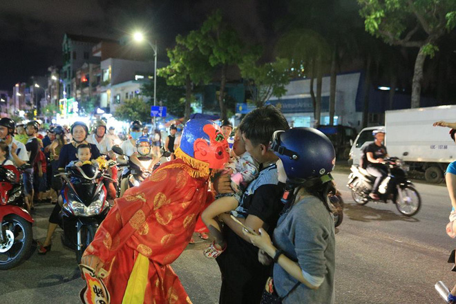 da nang khong khi ron rang khap moi tuyen duong khi cac doi mua lan tran ra giua duong bieu dien