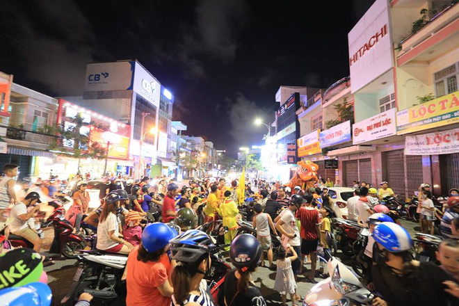da nang khong khi ron rang khap moi tuyen duong khi cac doi mua lan tran ra giua duong bieu dien
