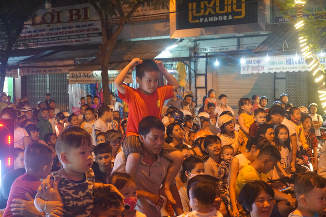 da nang khong khi ron rang khap moi tuyen duong khi cac doi mua lan tran ra giua duong bieu dien