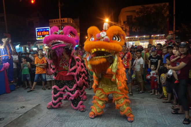 da nang khong khi ron rang khap moi tuyen duong khi cac doi mua lan tran ra giua duong bieu dien
