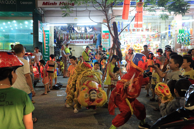 da nang khong khi ron rang khap moi tuyen duong khi cac doi mua lan tran ra giua duong bieu dien