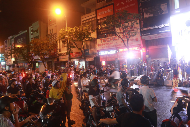 da nang khong khi ron rang khap moi tuyen duong khi cac doi mua lan tran ra giua duong bieu dien