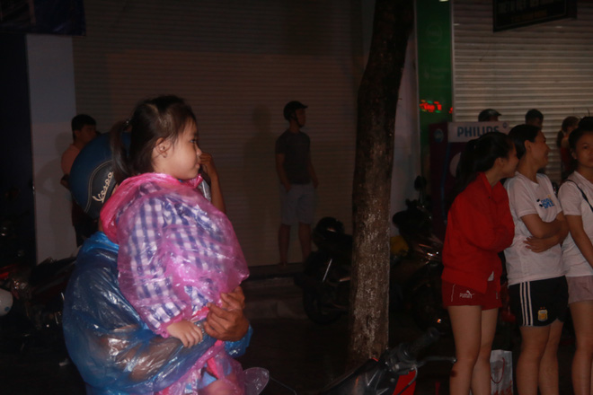 da nang khong khi ron rang khap moi tuyen duong khi cac doi mua lan tran ra giua duong bieu dien