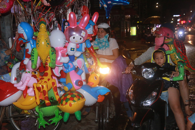 da nang khong khi ron rang khap moi tuyen duong khi cac doi mua lan tran ra giua duong bieu dien