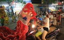 da nang khong khi ron rang khap moi tuyen duong khi cac doi mua lan tran ra giua duong bieu dien