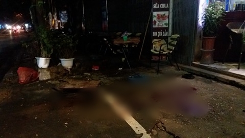 ha noi nguoi dan ong bi dam trong thuong giua pho khi dang dua vo con di choi trung thu