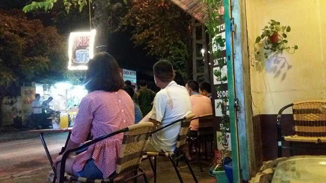 ha noi nguoi dan ong bi dam trong thuong giua pho khi dang dua vo con di choi trung thu